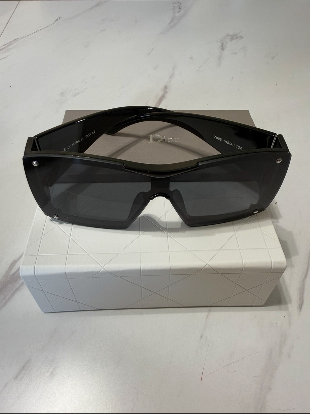 Woman Black Shield Sunglasses with Dark Gray Lenses